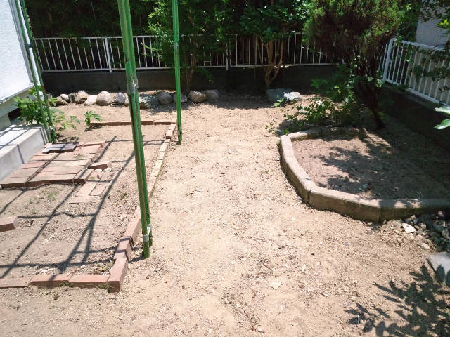 箕面市でお庭で雑草の草引き