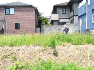 箕面市空き地の管理作業で除草剤散布時