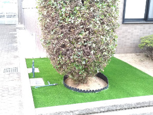 人工芝と砂利で景観がよくなったマンションの緑地【東淀川】