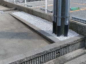 玉砂利の映えたマンションの植栽スペース【東淀川】