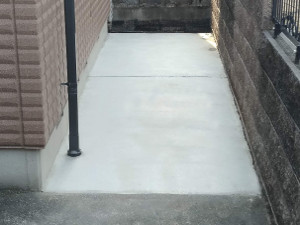 コンクリート土間により雑草と猫被害から開放された犬走のお庭【大阪】