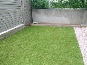 防草シートと人工芝で綺麗なマンションの占有庭【吹田】